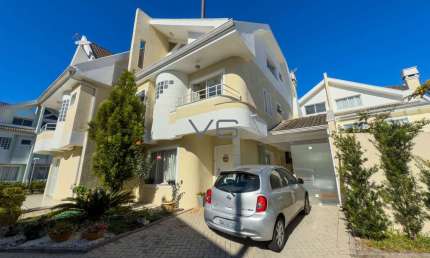 Casa Triplex com 166 m² privativos, 3 quartos, 4 vagas de garagem, no Capão Raso, Curitiba-PR.