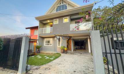 Casa Triplex com 213,96 m² privativos, 5 quartos, 4 vagas de garagem, no Abranches, Curitiba-PR.