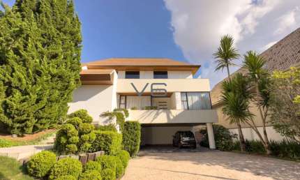 Casa alto padrão com 4 quartos, 664m² privativos, 9 vagas de garagem, no Ecoville, Curitiba - PR.