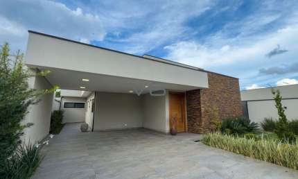 Casa alto padrão com 200m² privativos, 3 quartos, 2 vagas de garagem, em Rio Pequeno, São José dos Pinhais - PR.