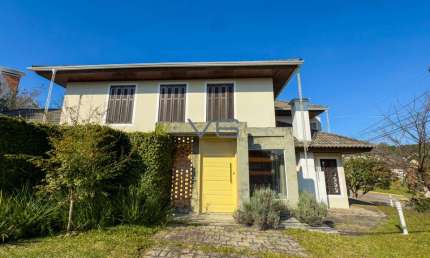 Casa alto padrão com 4 quartos sendo 2 suítes, 285m² privativos, 100% averbada, 4 vagas de garagem, em Santa Felicidade, Curitiba - PR.