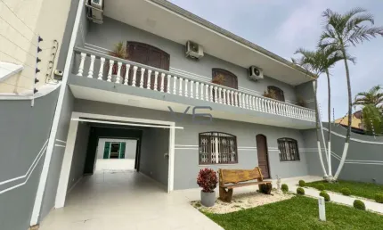 Casa com 4 quartos, 300 m² privativos, 8 vagas de garagem, no Jardim Das Américas, Curitiba-PR.