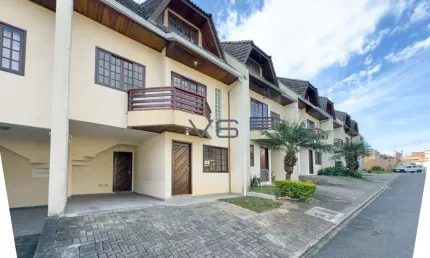 Sobrado em condomínio, 2 suítes, 175 m² privativos, 2 vagas de garagem, no Xaxim, Curitiba - PR.