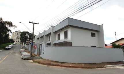 Sobrado geminado com 1 suíte e mais 2 quartos no Bairro Costa e Silva