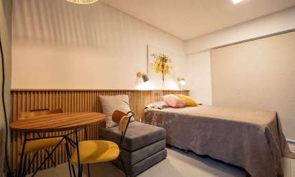 Studio mobiliado e decorado no centro de Curitiba – pronto para morar ou investir!