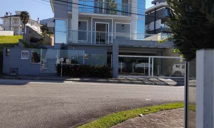Investidores!A casa se destaca por ser 2 residências, independente!