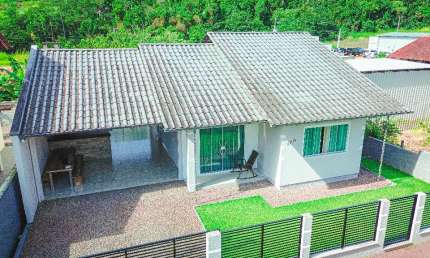 Casa com 125m² de área construída em um terreno de 360m², localizado no Centro, em Rodeio.