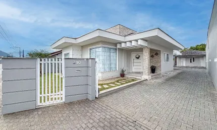 Casa em Rio dos Cedros com uma suíte com closet e banheira!!