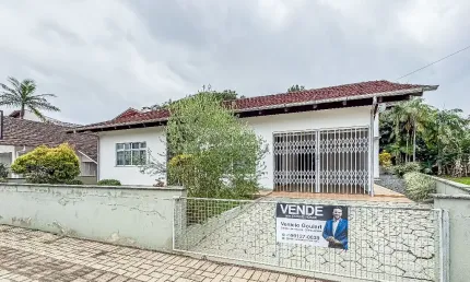 Casa à Venda no Centro de Rio dos Cedros  com múltiplas possibilidades de uso: residencial, comercial ou misto.