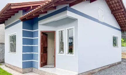 Casa com terreno amplo de 360m² esperando por você em indaial no bairro arapongas!