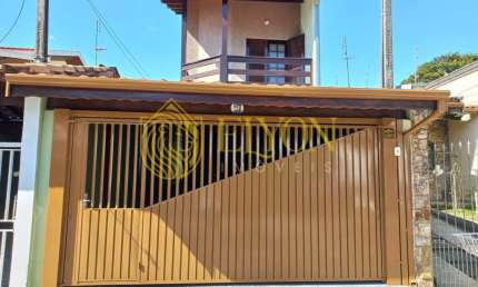 Sobrado Espaçoso com 3 Suítes - Localização Privilegiada em Pindamonhangaba