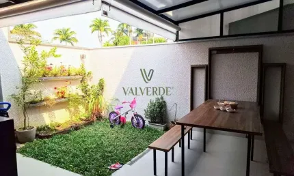 Vende-se casa sobrado com 3 quartos em localização privilegiada