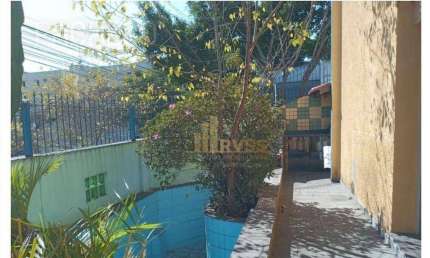 Galpão em 500 m² de terreno, vão livre de 230 m², área construída de 348 m², proporcionando diversas possibilidades de uso em localização estratégica
