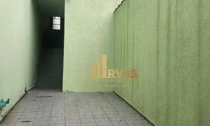 Casa com 2 dormitórios, 1 suíte,  ampla sala, copa e cozinha, quintal e 1 vaga