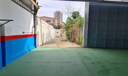 Galpão 550 m², 3 salas, 2 banheiros, ponte rolante para 2 toneladas, 4 vagas.