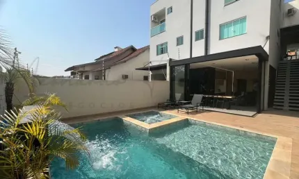 Sobrado com piscina, mobiliado próximo a avenida Maringá.