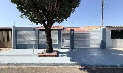 Casa 3 dormitórios à venda na região leste de londrina