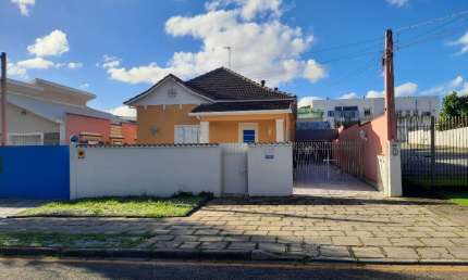 IMÓVEL VENDIDO!!! Casa comercial/ residencial - infraestrutura zelada e conservada - Melhor região de comércio e prest. de serviços do Bacacheri - 750 m2 - ZR3  (15x50)