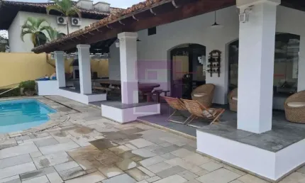 Sobrado à venda no bairro Jardim Virgínia em Guarujá/SP