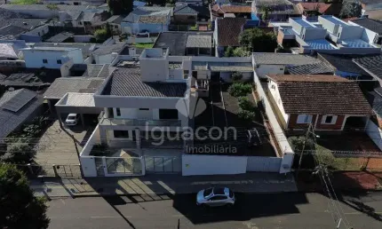 Sobrado com 03 Dormitórios sendo 01 Suíte com Sacada e Terreno Amplo no Jardim Karla