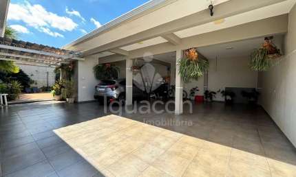 Sobrado Semi Mobiliado com 04 Suites e Piscina no Jardim Central