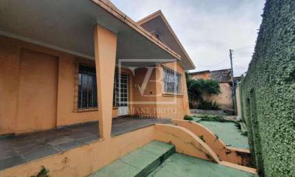 Casa bem localizada, próximo a praça do Brasiléia,  composta por 3 dormitórios
