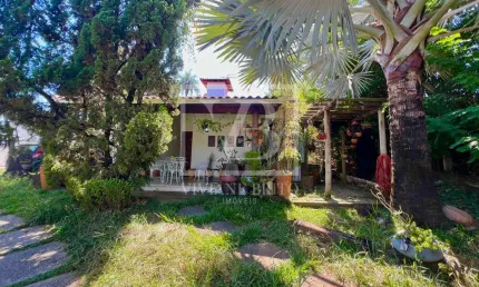 Casa espaçosa com ampla área verde à venda no Arquipélago Verde