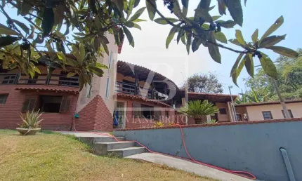 Ampla residência à venda no Quintas do Godoy,  2.000 m , piscina e muito verde