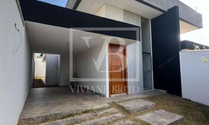 À venda no Guarujá Mansões, casa plana com 3 suítes, aquecimento solar e quintal