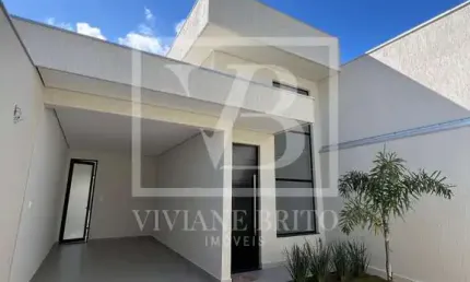 Casa linear à venda no bairro Ingá, 3 quartos, sendo 1 suíte, pé-direito duplo e claraboia