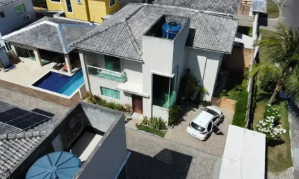 Alugo excelente casa Duplex 4/4 sendo 3 suítes R$ 5.200
