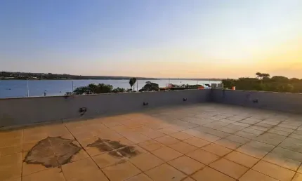 Prédio Comercial de 4 Pavimentos — À Beira do Lago Sul, ao lado da Ponte JK!