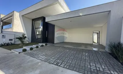 Casa Linear com 4 Quartos no Condomínio São Lucas 1