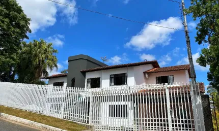 Casa alto padrão com elevador em condomínio fechado