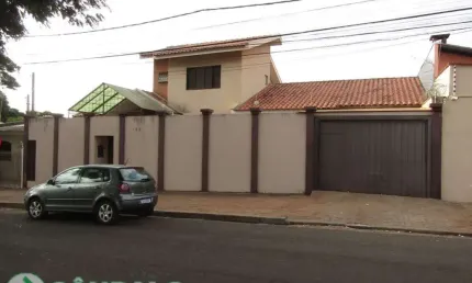 Sobrado com 3 quartos para alugar por R$ 3600.00, 219.00 m2 - ZONA 08 - MARINGA/PR
