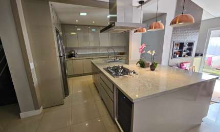 Triplex 200m² com jardim nos fundos, cozinha com ilha em conceito aberto