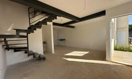 Sobrado moderno para venda, 97m2 e 3 quartos em Condomínio - Valinhos - SP