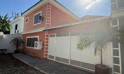 Sobrado para venda tem 180 metros quadrados com 2 quartos