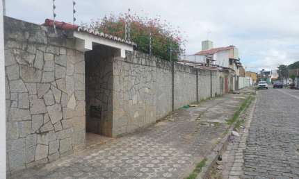 Casa em Nova Parnamirim localização estratégica para clínica,  consultório e  residência