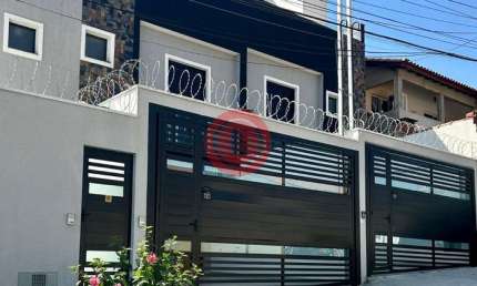 Sobrado novo para locação em Santo André-SP com 96m2, 2 quartos sendo 2 suítes, 2 salas e 1 vaga de garagem!