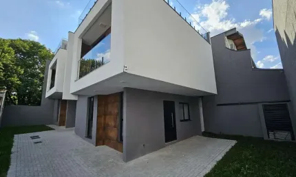 Sobrado para Venda em Curitiba, Uberaba, 3 dormitórios, 2 suítes, 3 banheiros, 2 vagas