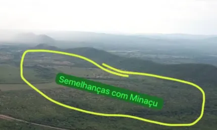 Fazenda plana com formação geológica propensa a mina de terras raras, próximo à ferrovia norte/sul