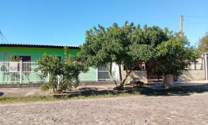 IMPERDÍVEL! Casa no Centro de Cidreira a 500m do Mar – Localização Privilegiada!