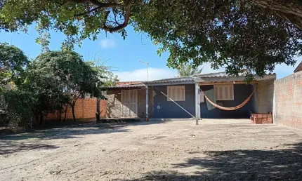 Imperdível Oportunidade no Centro de Cidreira – Casa Escriturada com Amplo Pátio!