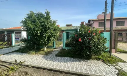 Casa localizada em Capão Novo proximo aos comercios