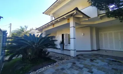 Mansão em Capão Novo com piscina há 100 metros da praia