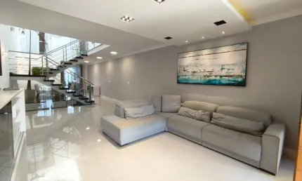 Sobrado 200m² à venda - 3 suítes - Piscina - Churrasqueira - Santa Maria