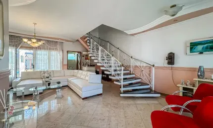 Casa 450m² à venda com 3 suítes, piscina e churrasqueira em São Caetano