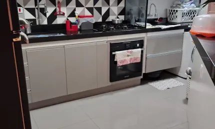 Apartamento de 57m² reformado, com móveis planejados e vaga de garagem