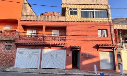 Terreno com 3 casas independentes, ideal para investimento ou moradia familiar!
